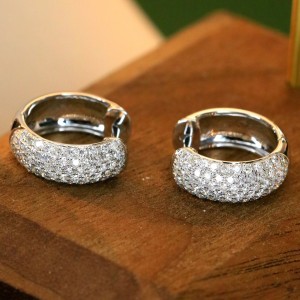 0.85 Carat Diamonds in 18k Gold Earrings