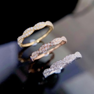 0.3 Carat Diamonds in18k Gold Twisted Ring