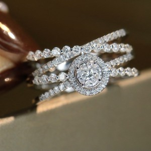 0.75 Carat Diamonds in18k Gold Intertwined Ring